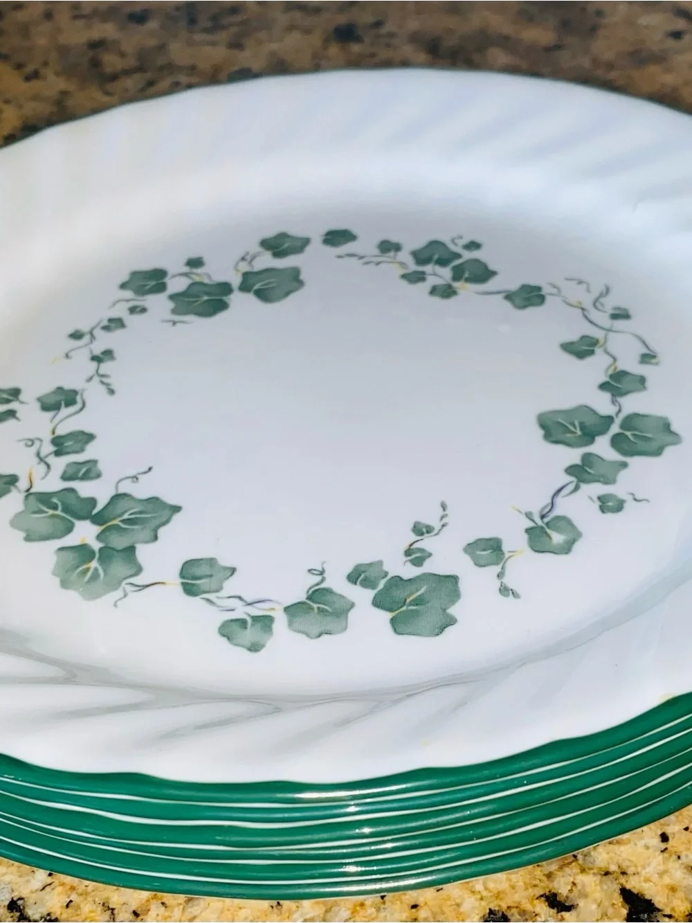 Corelle Callaway Ivy Luncheon Plates 9” wide Set of 6 - White Swirl Green Rim